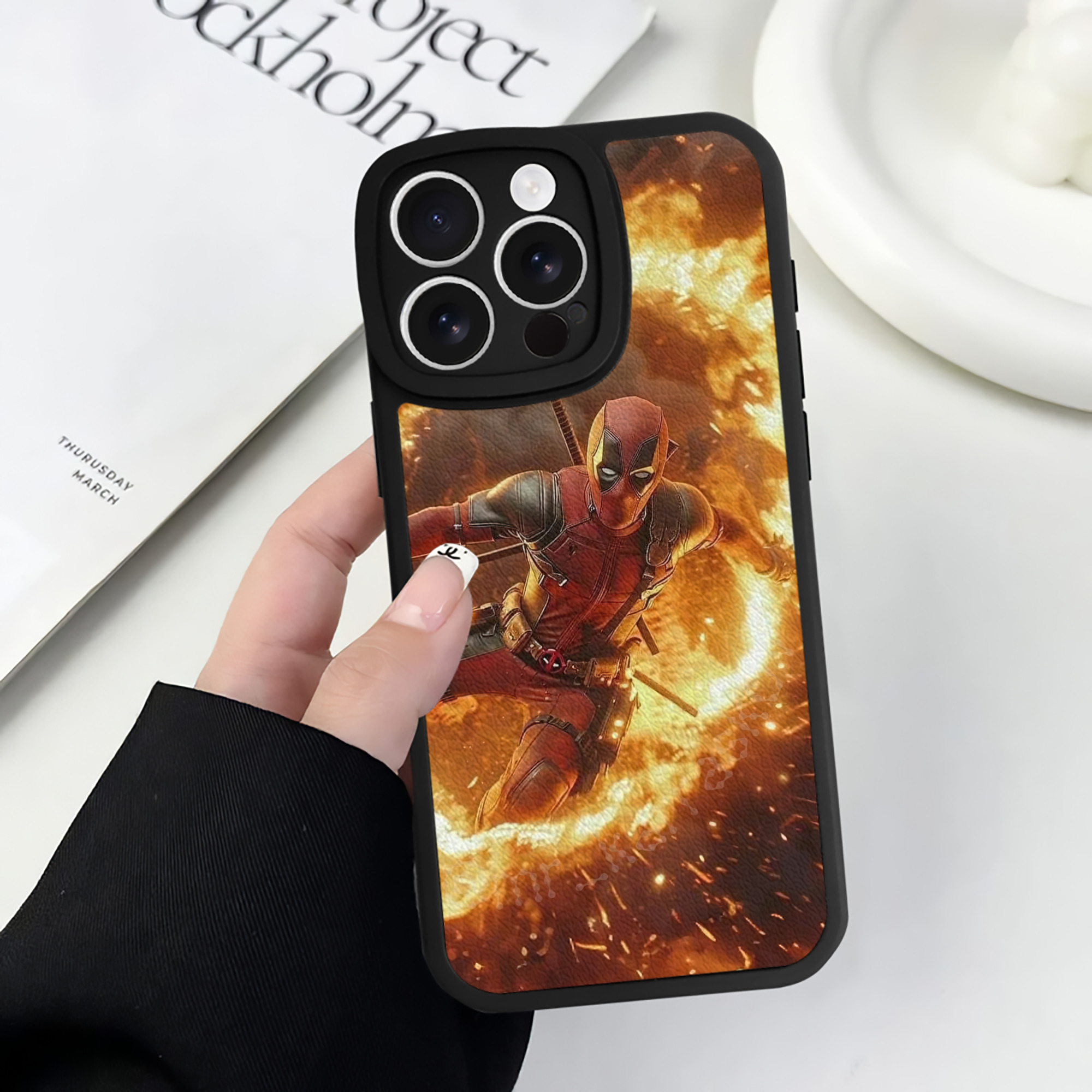 （画像用） Deadpool デッドプール 【iPhone 16シリーズ対応】シリコンスマホケース（レザー調） 材質：シリコン